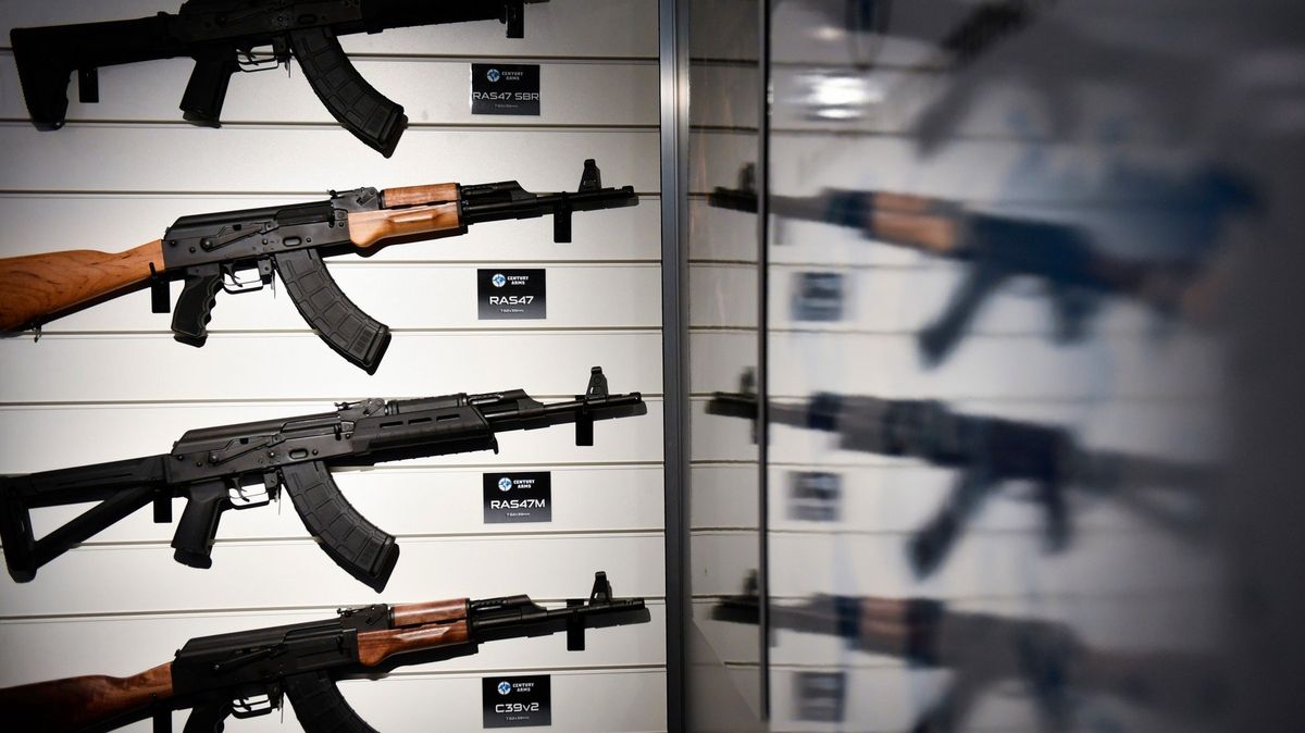V Česku lze držet zbraň kvůli sebeobraně. „To vysvětlovat nemusíte,“ říká novinář